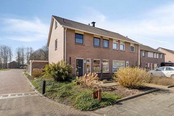 Te koop: NIEUW IN DE VERKOOP!! Mooie, op vrije hoek gelegen ruime twee-onder-een kapwoning!
